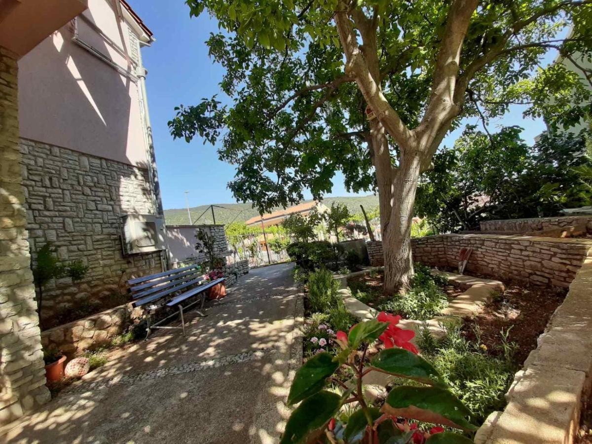 Apartments Izabela Muzic-Fornaric Cres Exterior photo