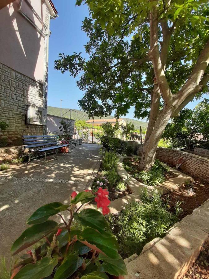 Apartments Izabela Muzic-Fornaric Cres Exterior photo